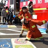 消防車が格好いい！　下野で４年ぶりふれあいまつり　防火衣着用体験も