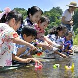 願いを込めて「流しびな」　栃木・小山市の思川で夏の風物詩、浴衣姿の子ら…