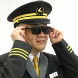 運転士に偏光眼鏡　ＬＲＴ運行の宇都宮ライトレール　まぶしさ緩和へ試験着用
