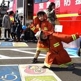 消防車が格好いい！　下野で４年ぶりふれあいまつり　防火衣着用体験も