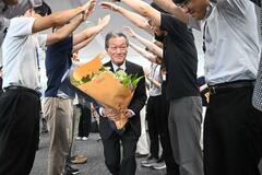 晴れやかに市庁舎と別れ