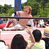 リングを囲み、声援熱く　下野・天平の花まつりでプロレスイベント