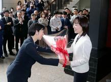 広島の横田美香知事が初登庁