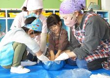 歓声上げながら 園児がみそ造り