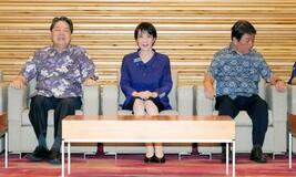 首相、「かりゆし」姿で閣議