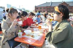 香りに誘われ長い列　横浜で餃子祭り始まる