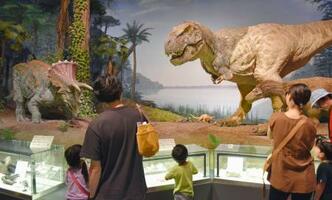 　第２展示室「地球の生いたち」に展示されている恐竜のジオラマ。動きがリアルで、来館客らは足を止めて見入っていた＝茨城県坂東市