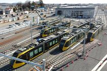 発車待つLRT車両　宇都宮