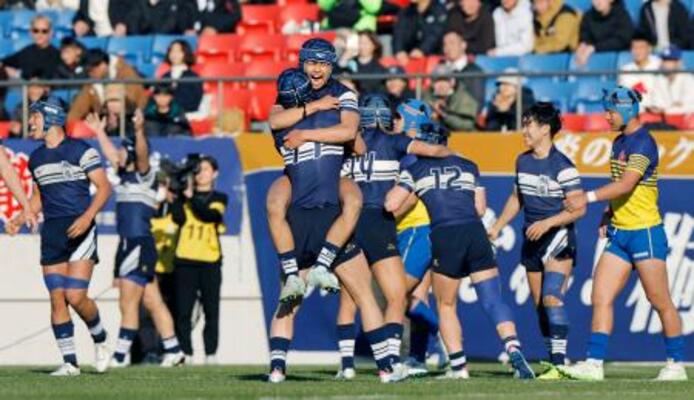 　第１０５回全国高校ラグビー大会決勝で、京都成章を破って３大会連続６度目の優勝を果たし喜ぶ桐蔭学園フィフティーン＝７日、大阪府東大阪市の花園ラグビー場
