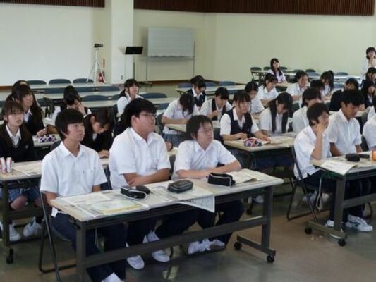 新聞の役割学ぶ／宇都宮短大付属中