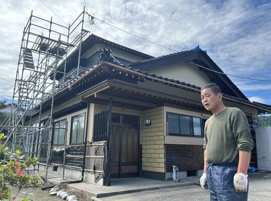 長男一家と離れ、妻と大規模半壊の自宅で過ごす表野守さん＝石川県珠洲市若山町