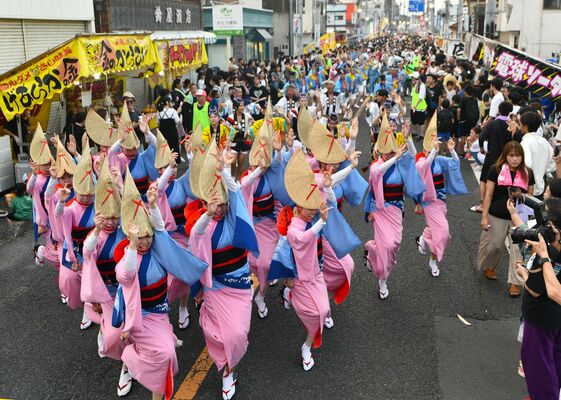 中心街で披露された阿波踊り