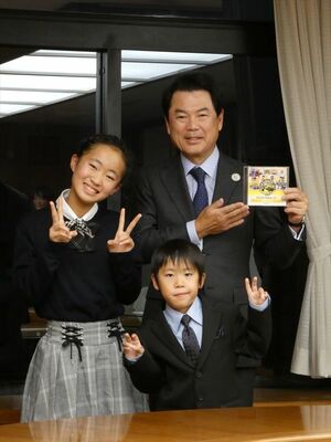 ＤＶＤをタイムカプセルに封印した佐藤市長と石川さん（左）、皿井君（手前）
