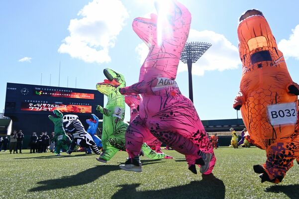 宇都宮清原球場をティラノサウルスの着ぐるみで走る参加者たち