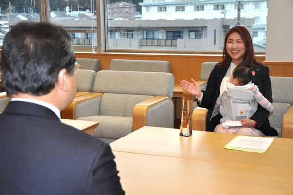粉川市長に受賞を報告する倉松さん（右）