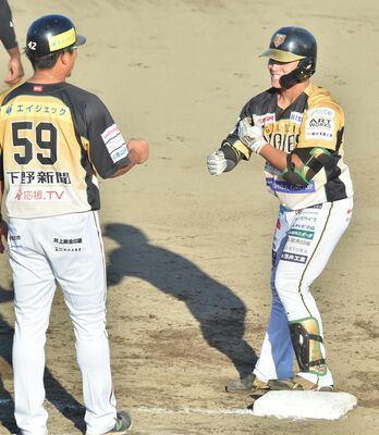 ５回、左前適時打を放った石川が一塁塁上で笑顔を見せる