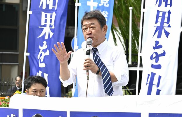 ＪＲ新橋駅前で第一声を放つ茂木氏＝22日午前、東京都港区