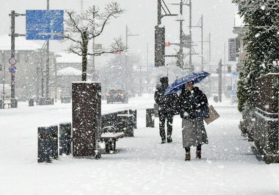 真っ白に積雪したＪＲ今市駅周辺＝24日午前９時50分、日光市中央町