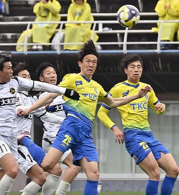 後半25分、栃木ＳＣのＦＷ矢野（中央）が頭で先制点を奪う＝県グリーンスタジアム