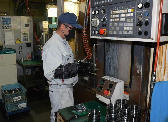 金属加工の作業に取り組むベトナム人実習生＝鹿沼市