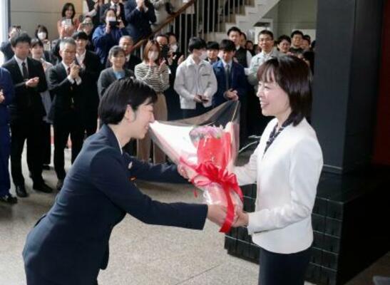 　広島県庁に初登庁し、花束を受け取る横田美香新知事（右）＝１日午前