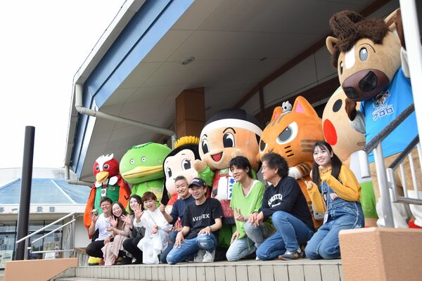 与一くん（中央）やご当地キャラと記念撮影する来場者