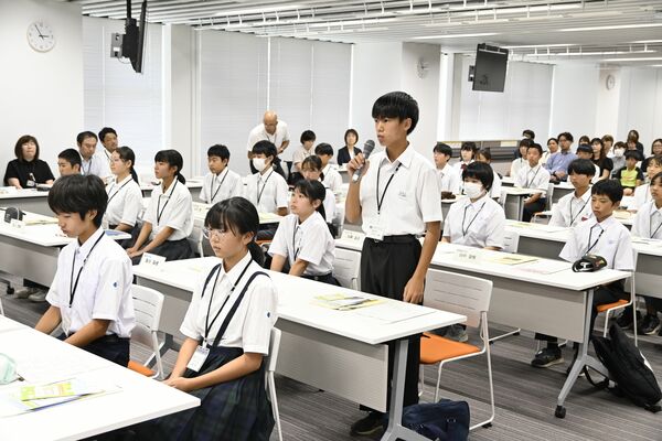 広島平和記念式典派遣団結団式で自己紹介する中学生