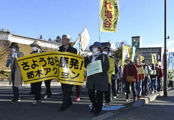 脱原発を訴えるパレードの参加者ら＝23日午後、宇都宮市本丸町