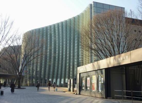 外壁の曲線が美しい国立新美術館=東京都港区