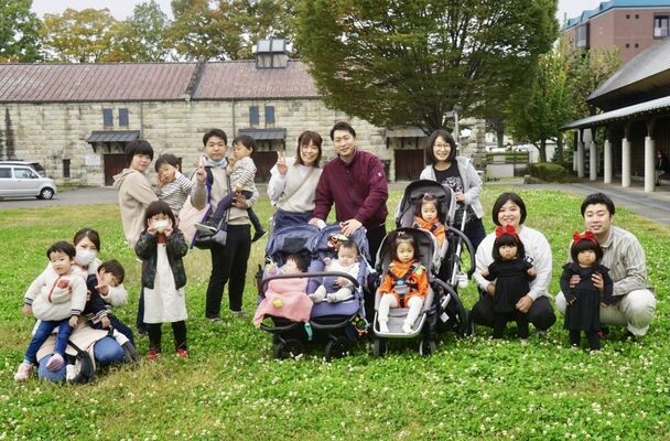 昨年秋のハロウィーンイベントで記念写真に収まる多胎児家庭の家族ら