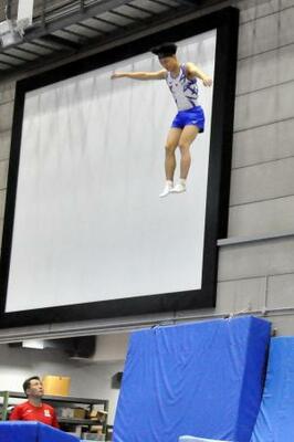 トランポリンの世界選手権に向けた試技会で演技する宮野隼人=東京都内