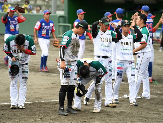 試合後、涙ぐむ栃木ＧＢの選手たち＝小山運動公園野球場