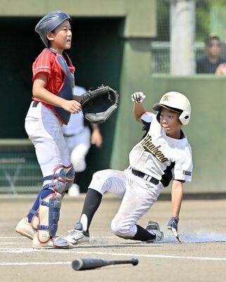 ５回、瑞穂野ＢＢＣ・松浦のスクイズで三走の小島（右）が生還＝県営Ａ