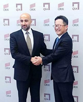 　共同ファンドの立ち上げを発表したオリックスの高橋英丈社長（右）とカタール投資庁の幹部＝１１日午後、東京都港区