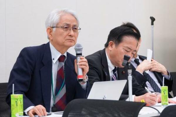 　超党派の議員連盟の会合で内密出産について講演する賛育会病院の賀藤均院長（左）＝１５日午前、東京都千代田区