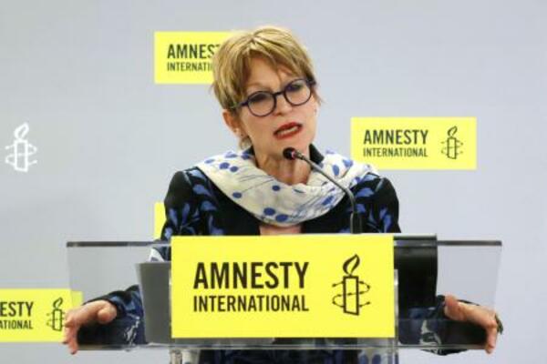 　２０日、ロンドンで記者会見するアムネスティ・インターナショナルのカラマール事務総長（共同）