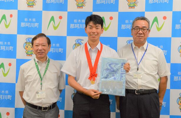 町を表敬訪問した鈴木さん（中央）