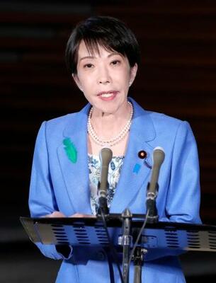 　パキスタンのシャリフ首相などとの電話会談を終え、記者団の取材に応じる高市首相＝１３日午後、首相官邸