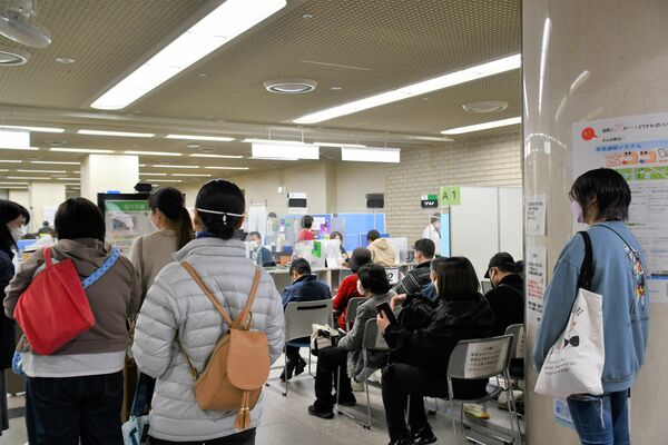 マイナンバーカード申請の市民で混み合う窓口＝28日午後、宇都宮市役所
