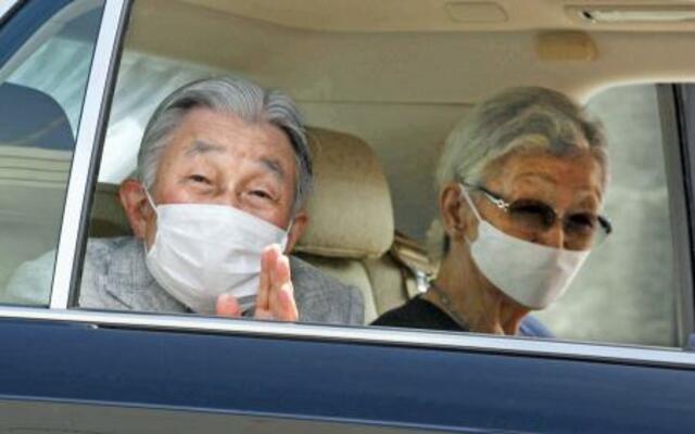 　静養のため葉山御用邸に入られる上皇ご夫妻＝１９日午前、神奈川県葉山町（代表撮影）