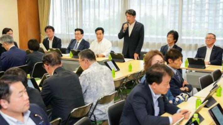 自民党の税制調査会と社会保障制度調査会の合同会合で、あいさつする小野寺税調会長=22日午後、東京・永田町の党本部