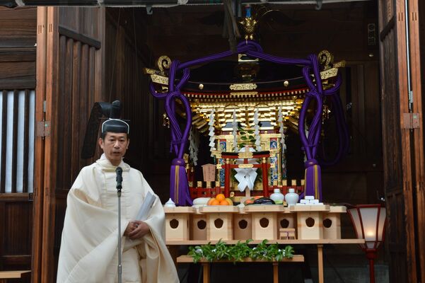 令和神輿の竣功祭であいさつする沼部宮司