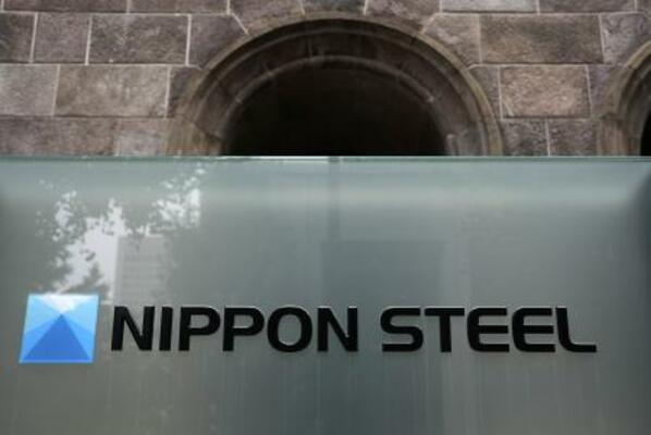 日本製鉄本社が入るビル前のロゴ=2025年8月、東京・丸の内