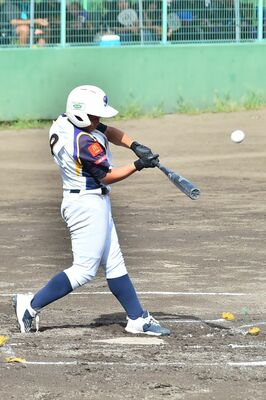 １回、簗瀬スポーツの白石が中越えに２点適時三塁打を放つ＝県営Ｃ