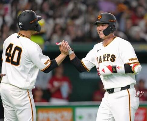 6回、2ランを放ち、中山(左)とタッチを交わす巨人・坂本=東京ドーム