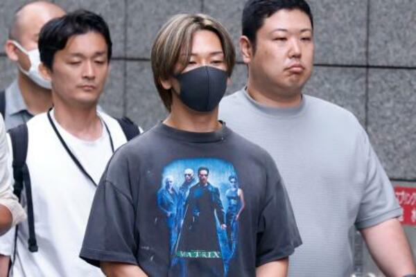 移送される榎本悠人容疑者(中央)=11日午後6時9分、JR東京駅