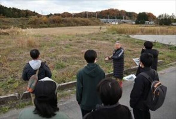 元双葉町社協職員（奥）から説明を受ける学生ら