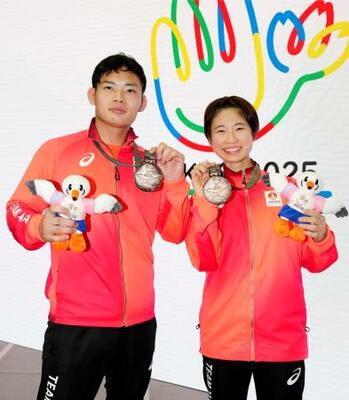 メダルを手に記念撮影に応じる男子73キロ級の蒲生和麻(左)と女子52キロ級の岸野文音=東京武道館