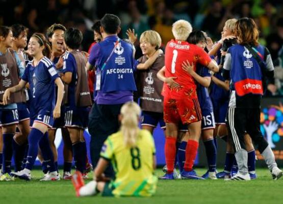 　オーストラリアに競り勝ち優勝を果たし、喜ぶ女子日本代表＝シドニー（共同）