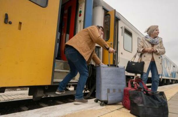 　イランからトルコ東部ワンの駅に到着し、列車から荷物を降ろす乗客＝２６日（共同）